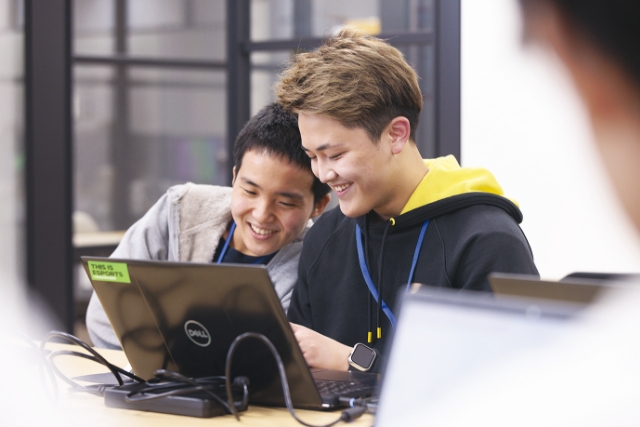 働きながら本格的にクリエイティブを学ぶ奨学自立型通学コース