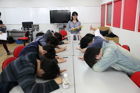 顔を伏せる 顔を伏せる 英語