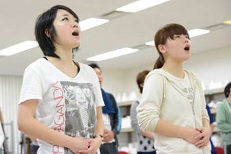 声優になるにはまず専門の養成機関へ。