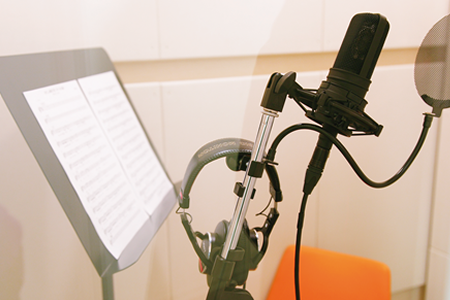 演技の基礎からしっかり学べる。声優の専門学校