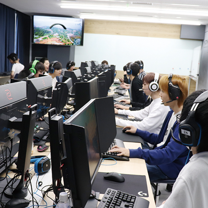 講師は全員、現役トップランナー。最先端のスキルが学べる